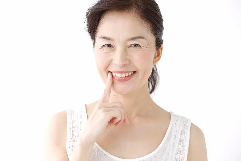 まわりの歯と調和する自然な白さ