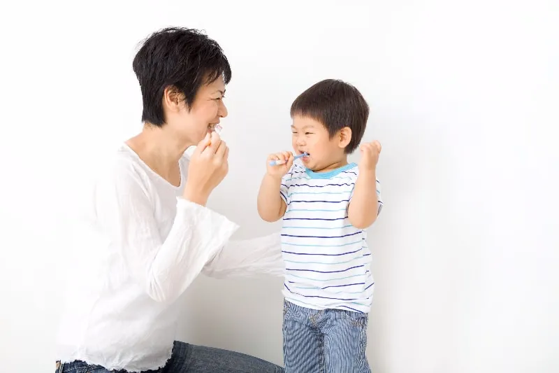 お母様・お父様へ～子供と一緒に歯を磨くようにしてください～​